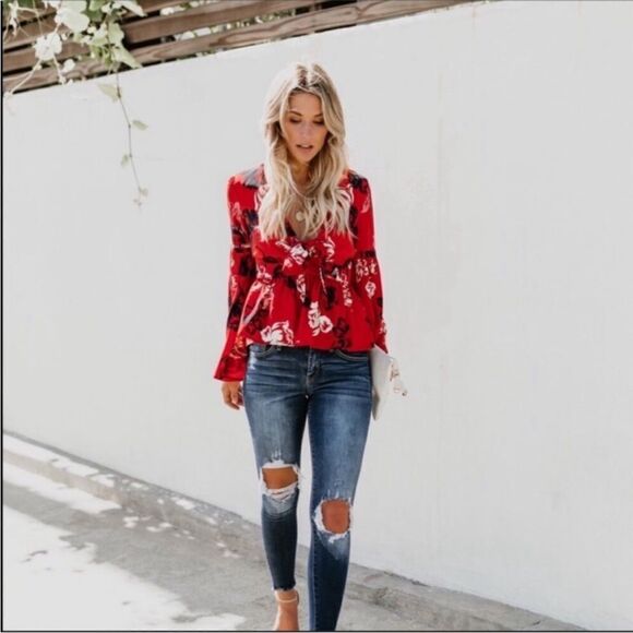 NWOT VICI RED FLORAL TIE TOP WITH FLARE SLEEVES SIZE SMALL - Picture 3 of 9